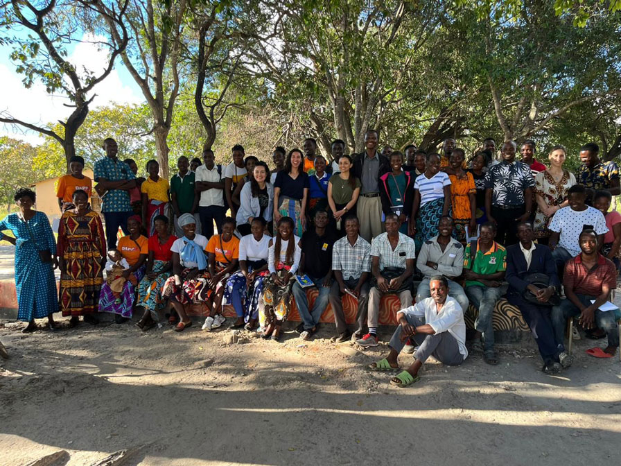 V4C-August-students-Natalia-and-Victoria-and-the-local-community-in-Zambia