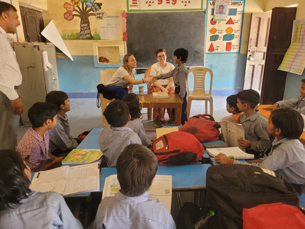 V4C-students-Sofia-and-Ana-Catarina-engaging-with-local-students